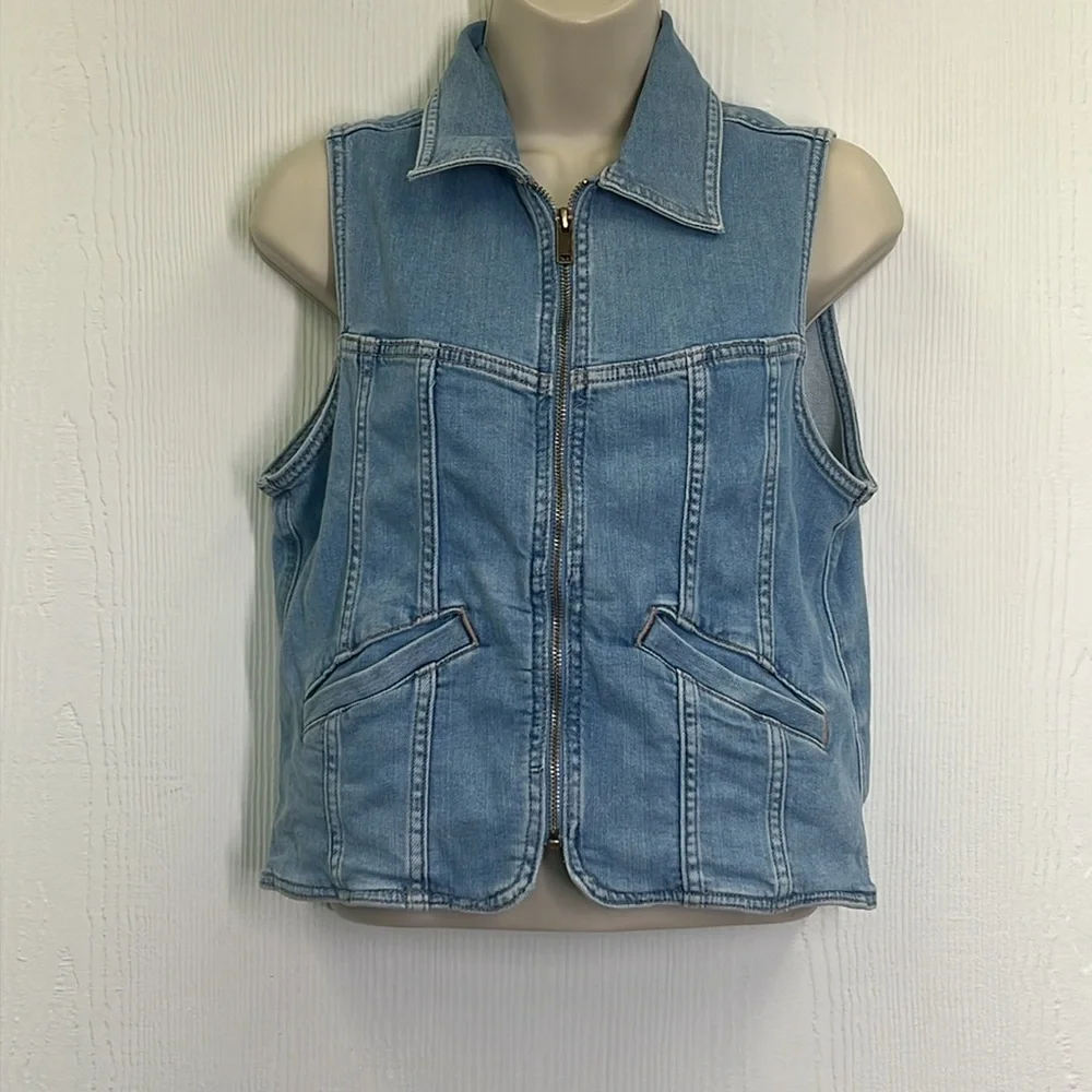 American Eagle - Light Stonewashed Zip Up Pocket Sleeveless Vest Size Small - Picture 2 of 10